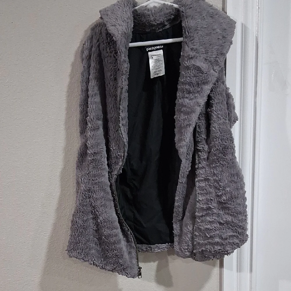 Patagonia Women's Soft Gray Vest - Picture 4 of 4